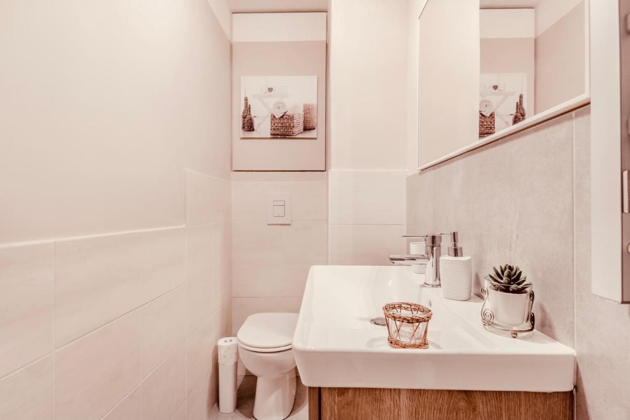 Domus Camilla Apartment โรม ภายนอก รูปภาพ
